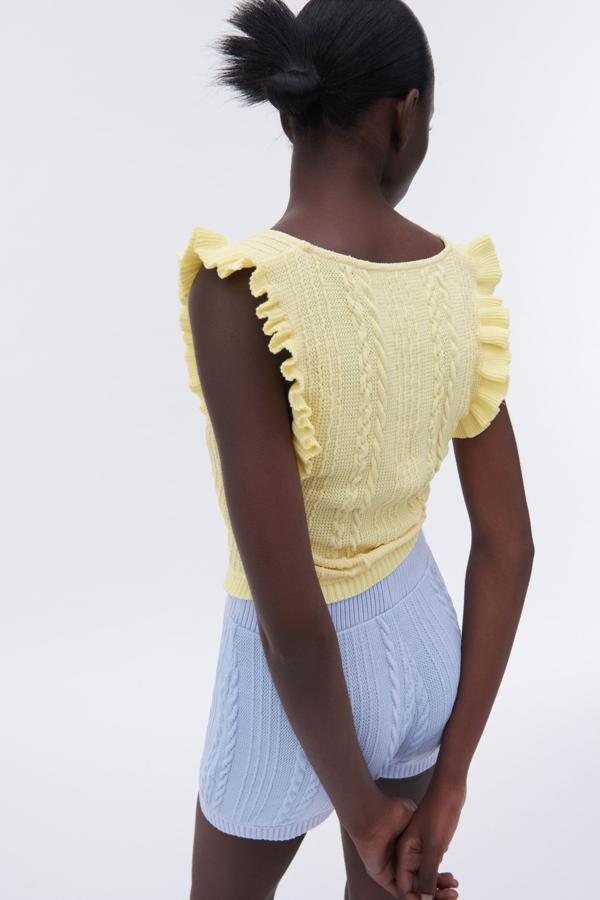 Top de punto con ochos y volantes en color amarillo de la nueva colección de Zara (15,99 euros)