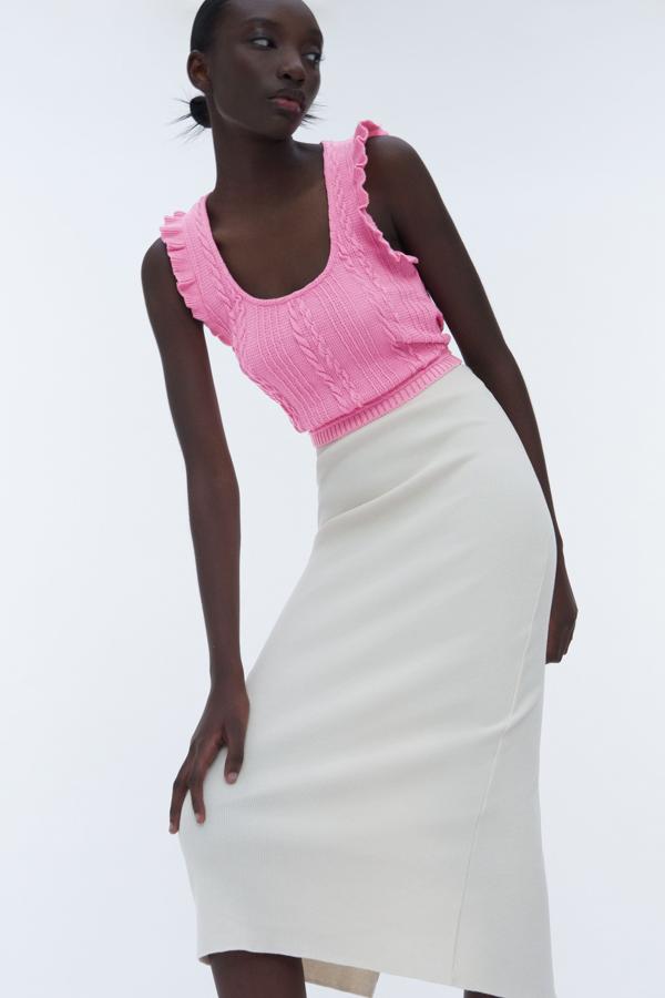 Top de punto corto con ochos y volantes en color rosa de la nueva colección de Zara (15,99 euros)