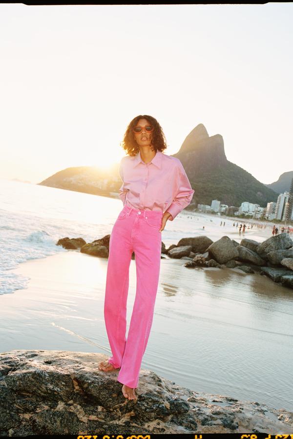 Vaqueros "wide leg" en color rosa fucsia de la nueva colección de primavera de Zara (29,99 euros)