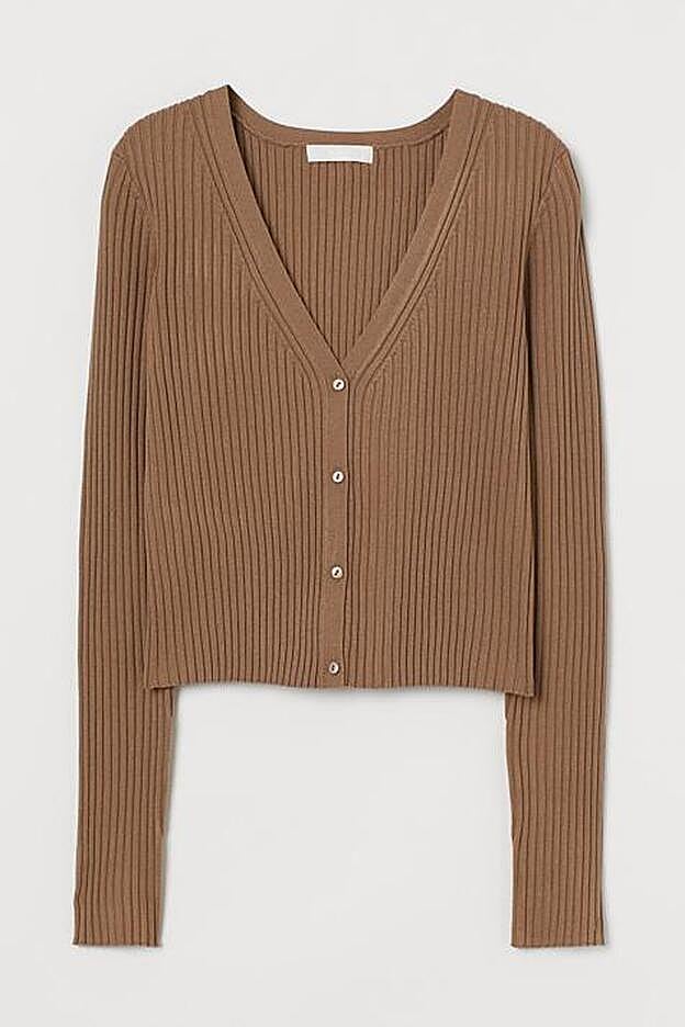 Este cárdigan corto de canalé se convertirá en una de tus prendas comodín esta temporada, y podrás combinarlo con todos tus estilismos.