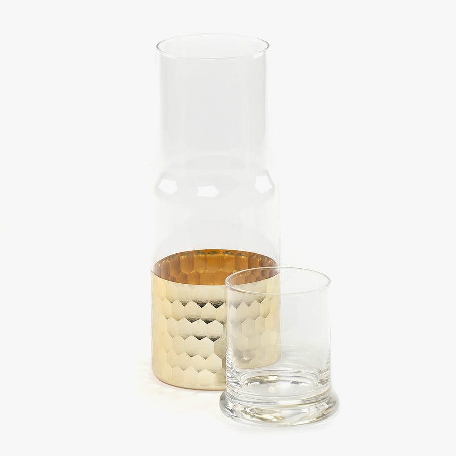 Nos encantan los utensilios convertibles y si, además, son tan elegantes como esta botella cuyo tapón se convierte en vaso, mejor que mejor. Además, está rebajada a 9.99 euros.