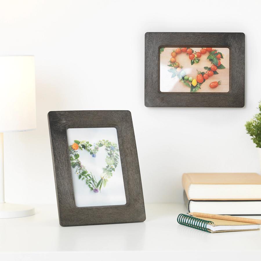 Con opción de colocarlo en horizontal o vertical, este marco de madera de 10x15 centímetros tiene un precio de 4 euros.