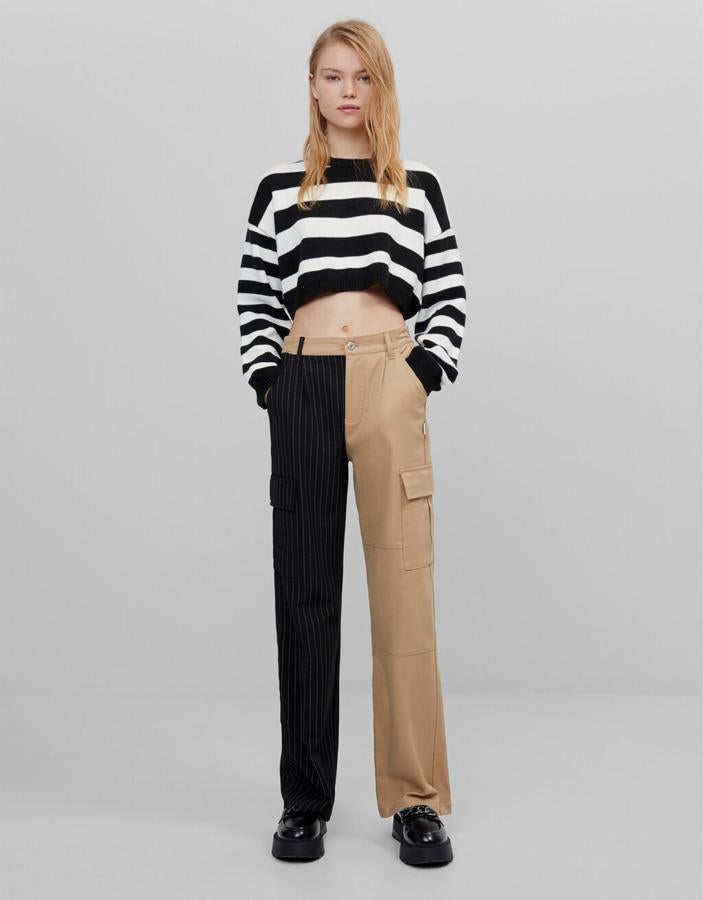 Pantalón cargo recto confeccionado en dos tejidos, de Bershka (29,99 €),