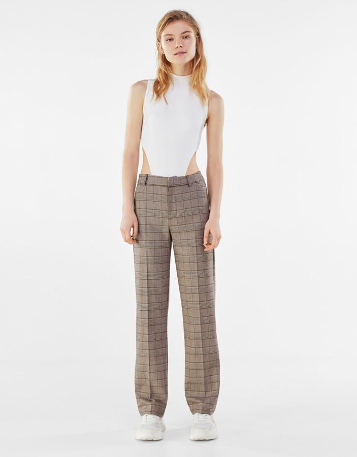 Pantalón de vestir recto con pinzas y estampado de cuadros, de Bershka (25,99 €).