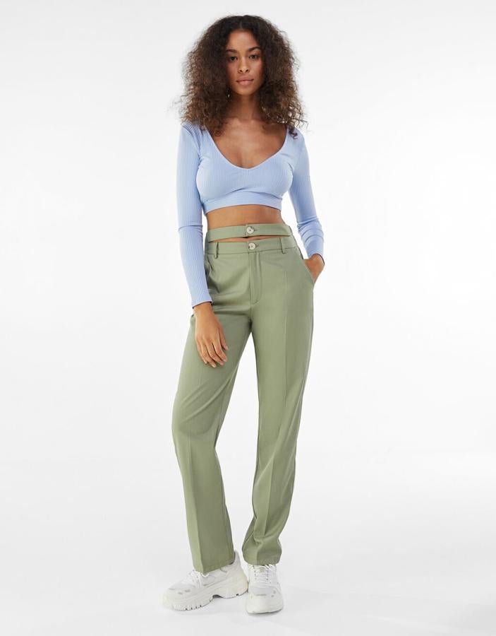 Pantalón de vestir recto en tejido fluido y con doble cinturilla, de Bershka (22,99 €).