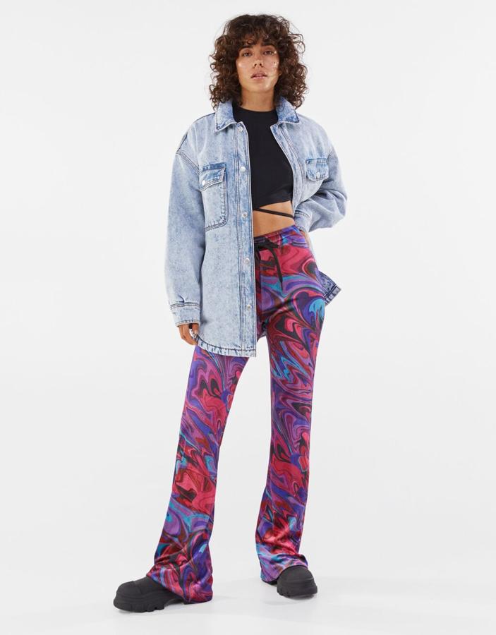 Pantalón acampanado de terciopelo estampado (7,99 €), de Bershka.