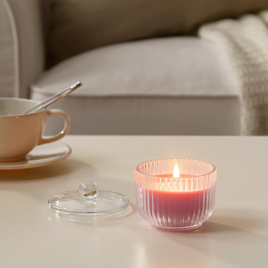 Con aroma de peonía y rosa, esta vela en vaso de vidrio transparente con tapa tiene un precio de 4 euros.