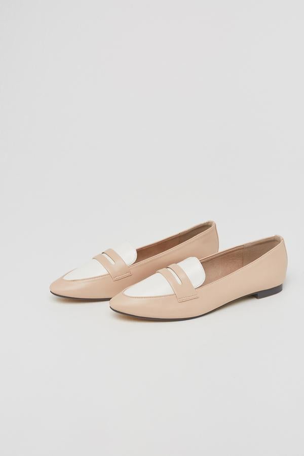Este mocasín bicolor, en crudo y blanco, tiene un precio de 19,99 euros.
