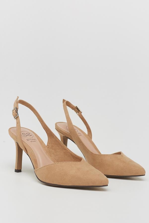 Este zapato stiletto en tejido de efecto ante de color visón cuenta con hebilla de cierre ajustable y tiene un precio de 25,99 euros.