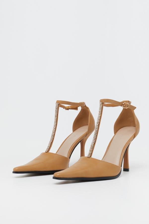 En color camel, estos zapatos con tiras en forma de T en el empeine y detalle de pedrería tienen un precio de 39,99 euros.