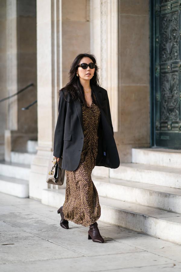 El estampado de leopardo del vestido largo encuentra en la americana XL a un cómplice perfecto para cualquier estilismo formal.