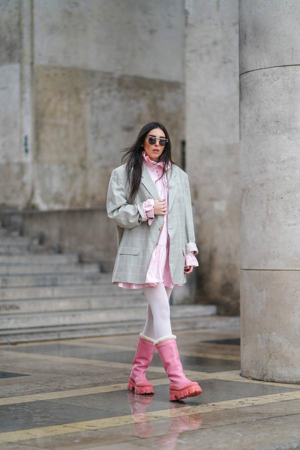 El contraste entre el estampado masculino de los cuadros y el patronaje oversize combina a la perfección con los tonos rosas y femeninos de la camisa y las botas.