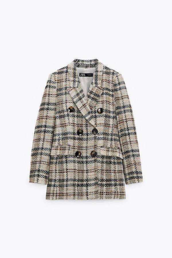 Americana cruzada con doble botonadura de tweed, de Zara (59,95 €).