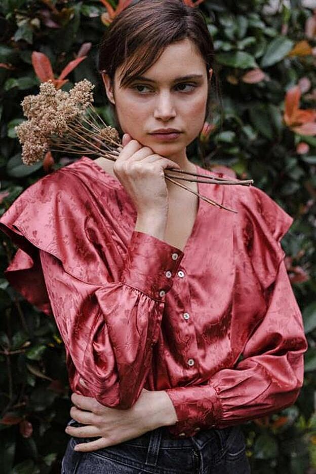 La blusa diseñada por Amelia Bono en el otro estampado disponible.