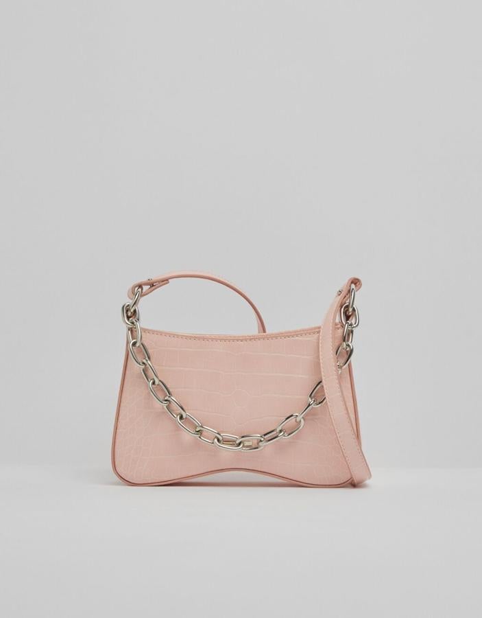 Bolso de hombro con cadena en color salmón, de Bershka (12,99 euros).