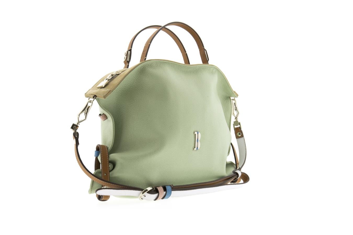 Bolso verde con asa a contraste, de Box San Sebastián (435 euros).