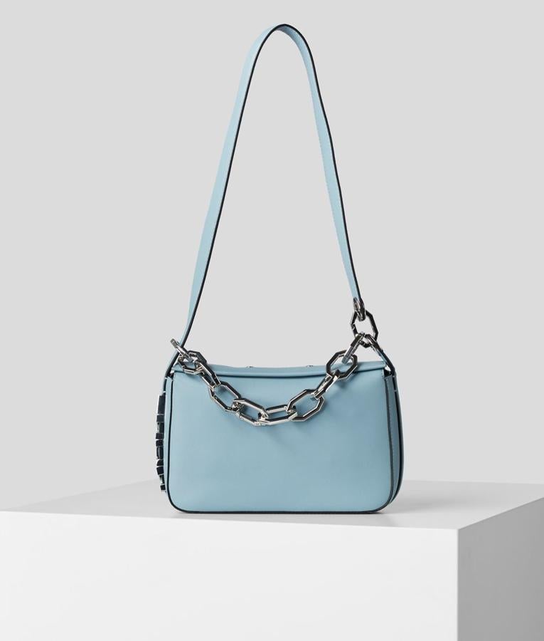Bolso azul con cadena, de Karl Lagerfeld (345 euros).