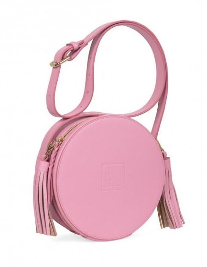 Bolso rosa redondo, de Leandra Bags (182 euros).