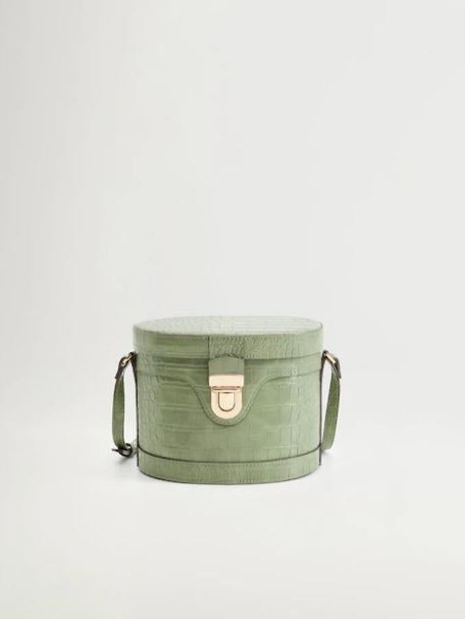 Bolso colíndrico en color verde, de Mango (12,99 euros).
