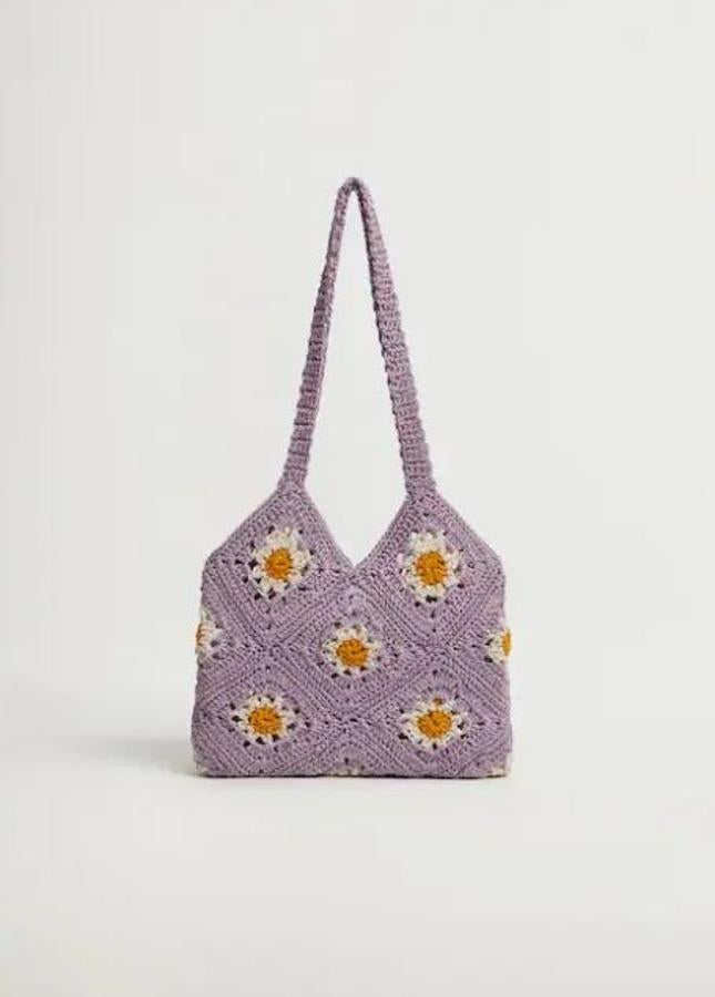 Bolso lila de croché con flores, de Mango (19,99 euros).