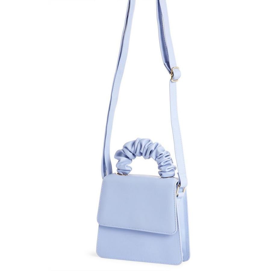 Bolso cuadrado azul con asa fruncida, de Primark (8 euros).