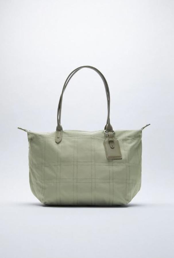 Bolso verde tipo shopper de nylon, de Zara (22,95 euros).