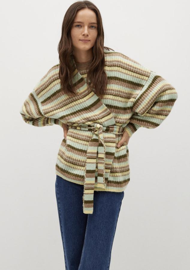 En color amarillo pastel con rayas multicolor, este cárdigan oversize con cuello de pico y cinturón desmontable del mismo tejido tiene un precio de 39,99 euros.