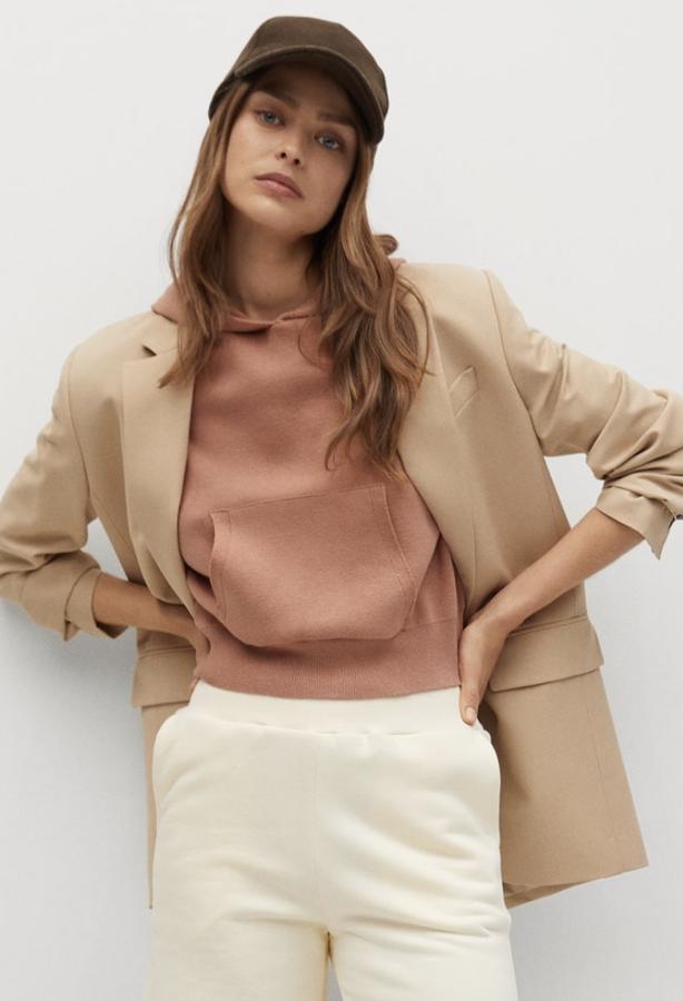 Este chaleco en punto fino de color rosa cuenta con un diseño recto y un bolsillo en la parte frontal. Con terminaciones de canalé, tiene un precio de 25,99 euros.