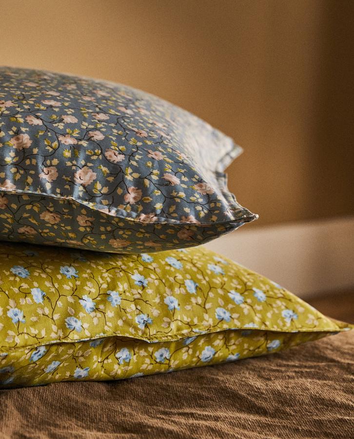 Disponible en amarillo o azul, este cojín con estampado de mini flores tiene unas medidas de 45x45 centímetros y un precio rebajado de 5,99 euros.