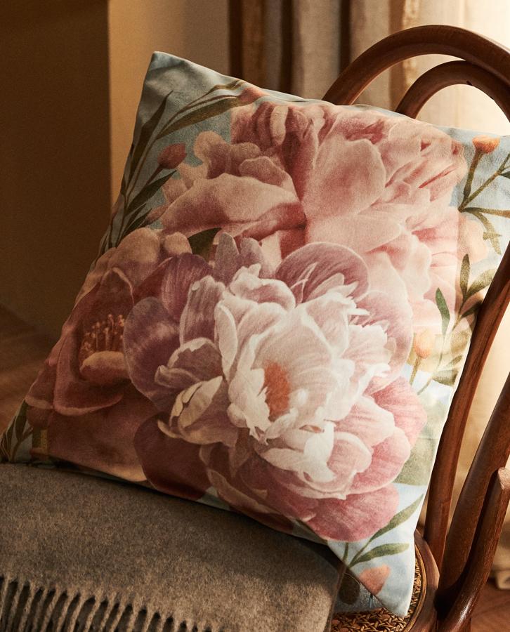 Con estampado floral en tonos rosas, esta funda de cojín de 45x45 centímetros cuenta con cierre con cremallera y tiene un precio de 9,99 euros.