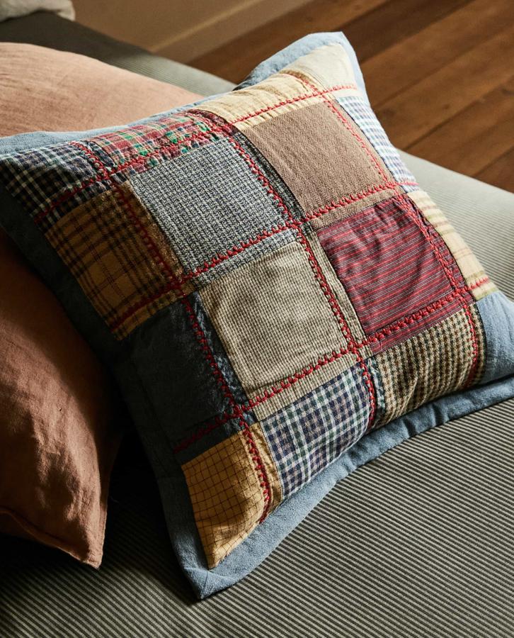 Con estampado de patchwork de varios colores, este cojín de 45x45 centímetros tiene un precio rebajado de 15,99 euros.