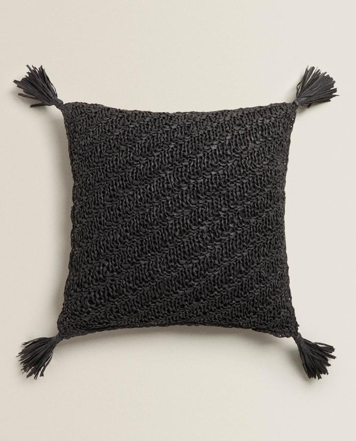 Este cojín de papel en color negro y con borlas en las esquinas tiene unas medidas de 40x40 centímetros y un precio de 15,99 euros.