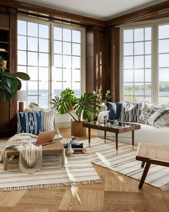 Este magnífico salón que nos proponen desde H&M Home invita a pensar en los días de sol y en el buen tiempo de la primavera y el verano gracias a detalles como los conjuntos de cojines en azules y blancos, con precios desde 14.99 euros.