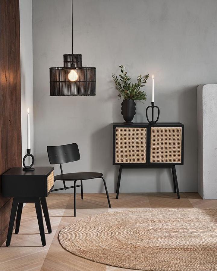 De inspiación retro y líneas minimalistas y muy elegantes, en este rincón los adornos de H&M Home como los candelabros (desde 9.9 euros) y el jarrón (14.99 euros) marcan la diferencia.