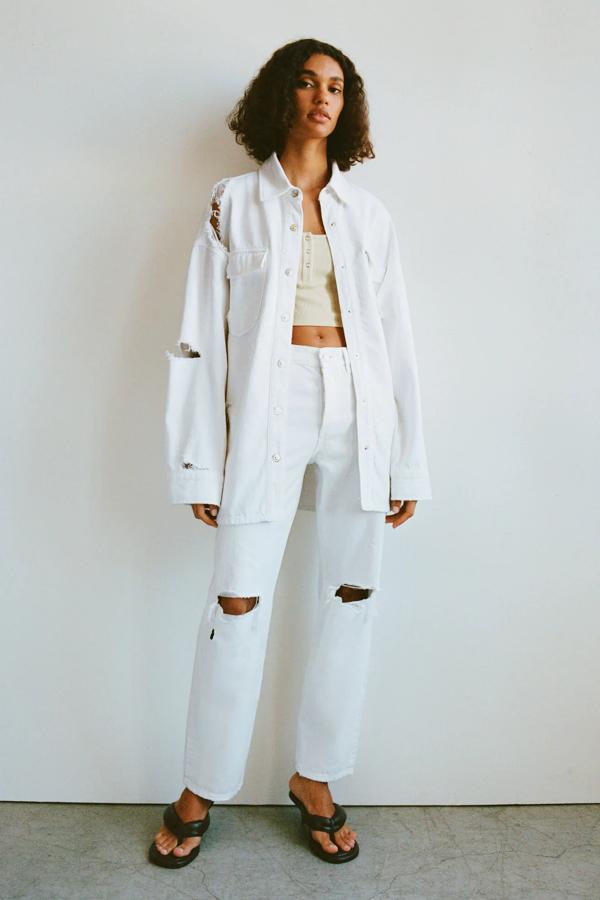 Disponible en blanco o en azul, estos pantalones vaqueros de tiro medio y pernera recta cuentan con efecto lavado y rotos en la parte delantera. Tienen un precio de 29,95 euros.