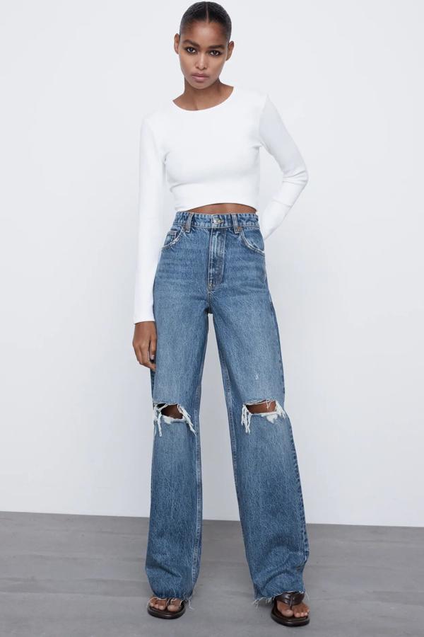 Disponible en varios colores, estos jeans de tiro alto y pernera ancha cuentan con detalle de rotos en la parte delantera y bajo acabado sin costura. Tienen un precio de 29,95 euros.