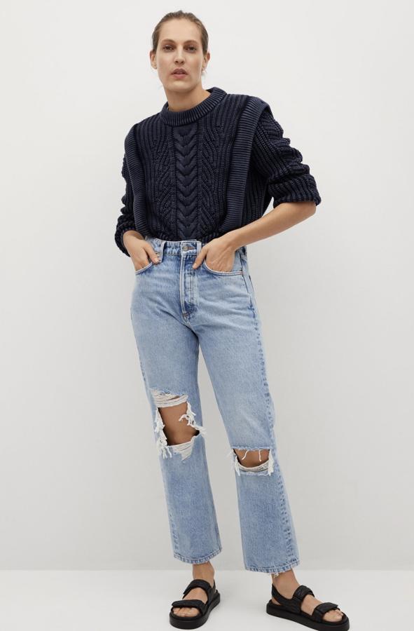 En color azul marino, este jersey corto de punto combinado cuenta con cuello redondo y terminaciones en canalé. Tiene un precio de 39,99 euros.