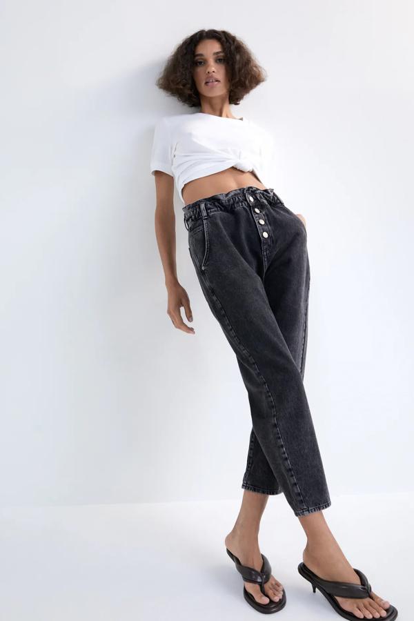 Con cintura elástica y tiro alto, estos jeans baggy están disponibles en negro o en azul. Con bolsillos de plastrón en la parte trasera, tienen un precio de 25,95 euros.