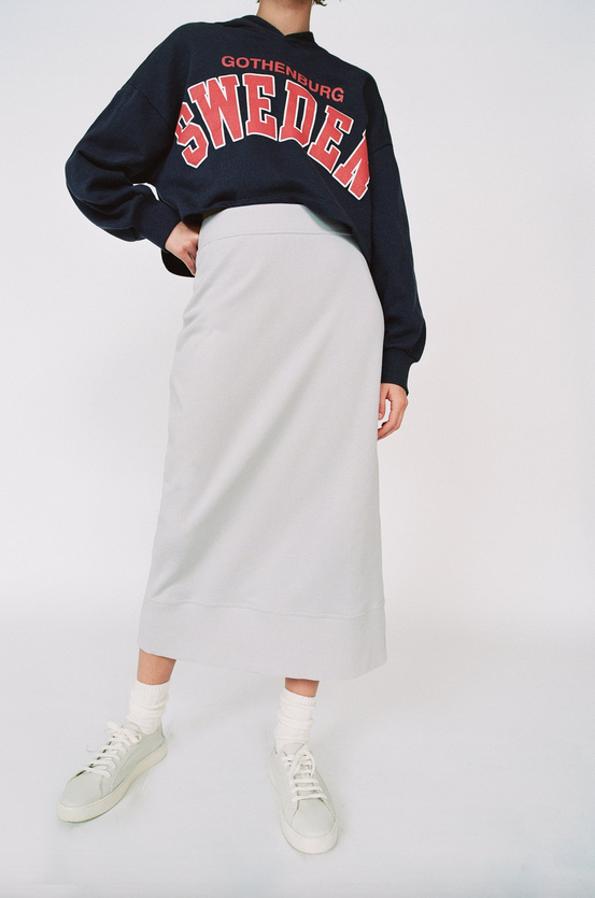 En color hielo, con tiro alto y cintura elástica, esta falda midi de Zara con bajo con abertura en la espalda y acabados en rib tiene un precio de 17,95 euros y está disponible en las tallas S, M y L.