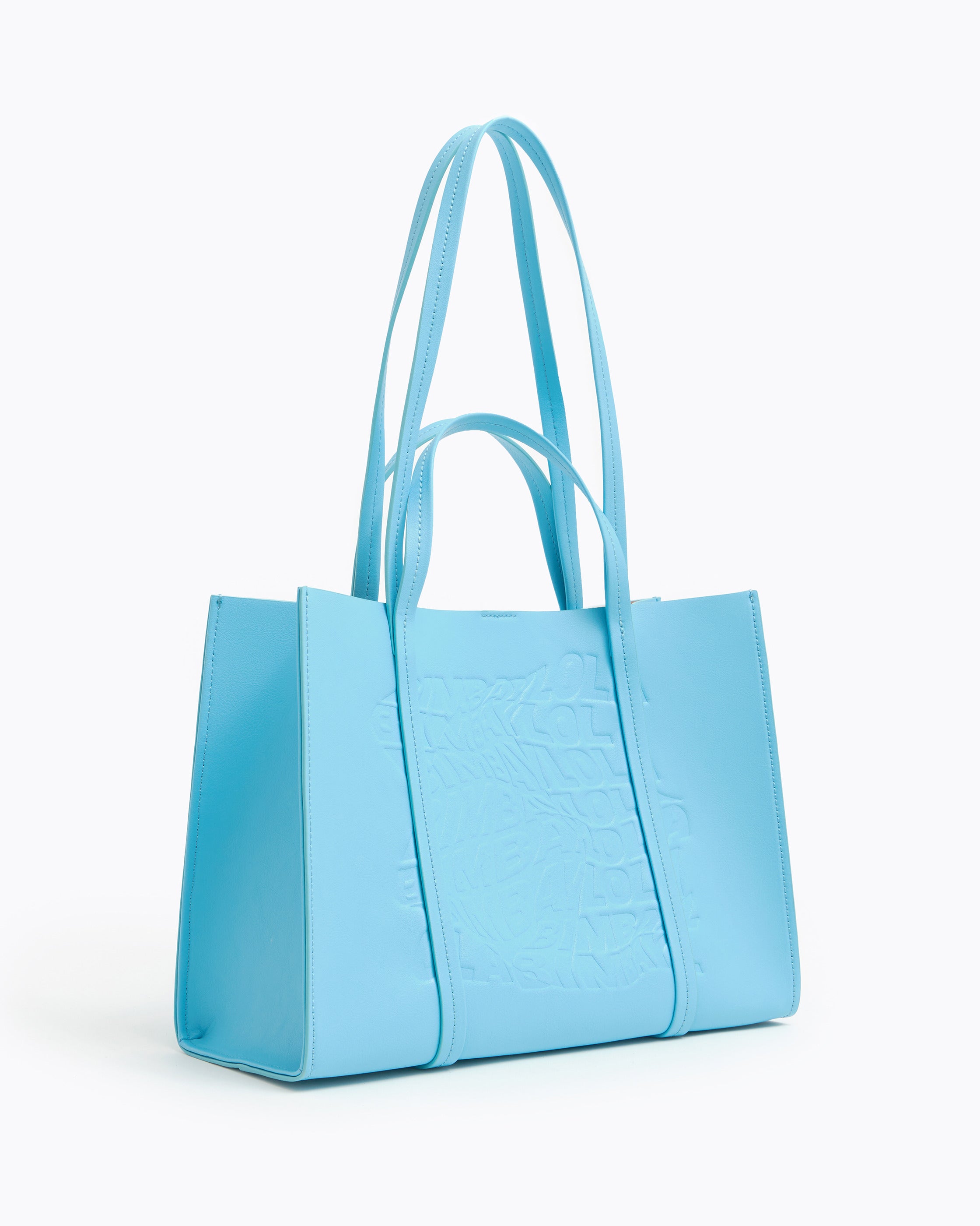 Pon color a todos tus looks de primavera con este bolso shopper azul de la nueva colección de Bimba&Lola para esta temporada. Toda una oda al buen tiempo. (175 euros).