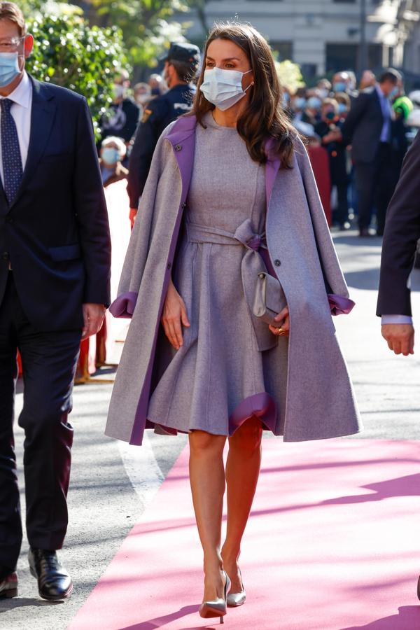 Este conjunto en gris y malva de Carolina Herrera lleva varios años en el armario de la Reina, y cada vez que lo usa, arrasa con su look gracias, en buena parte, al abrigo de silueta oversize y detalles en contraste.