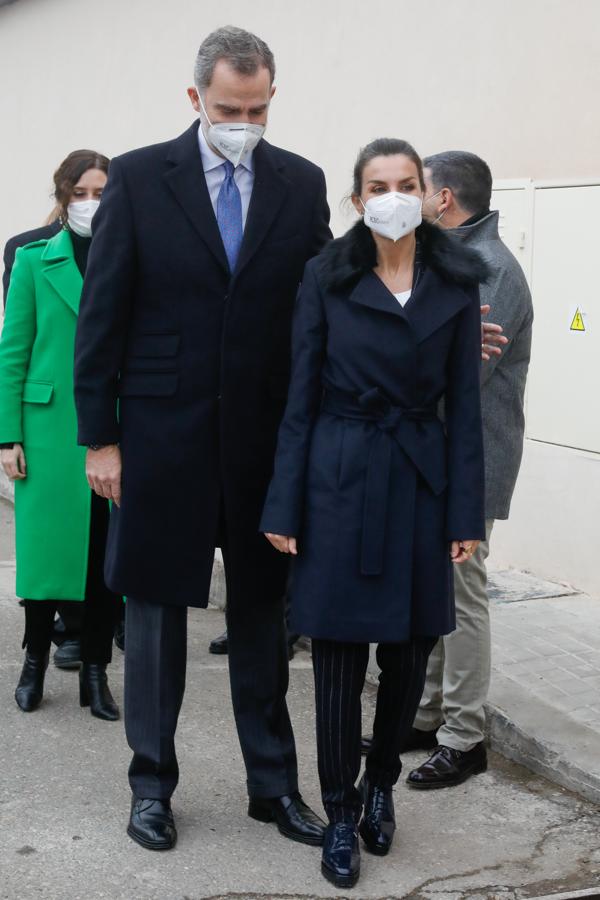 En el capítulo de abrigos tipo batín, otro de los clásicos del vestidor de la Reina, nos quedamos con este modelo azul marino con cuello de piel de Hugo Boss.