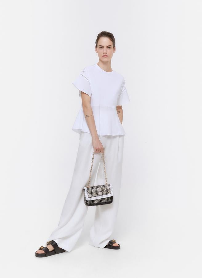 Este bolso de rafia con detalles joya y cadena dorada podría ser de la colección PV de Chanel, pero cuesta 34.90 euros en las rebajas de Uterqüe.