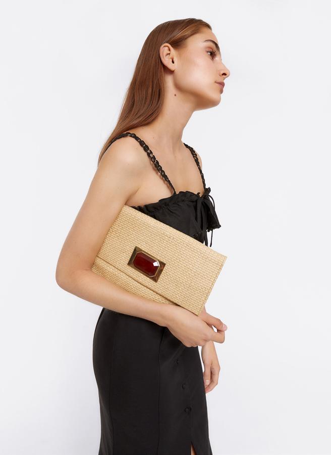 Este clutch de radia con broche joya está rebajado a 34.90 euros en Uterqüe.