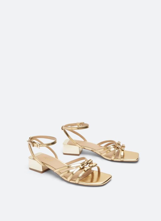 Y estas doradas, con detalle de lazo y tacón mini, rebajadas a 29.90 euros en Uterqüe.