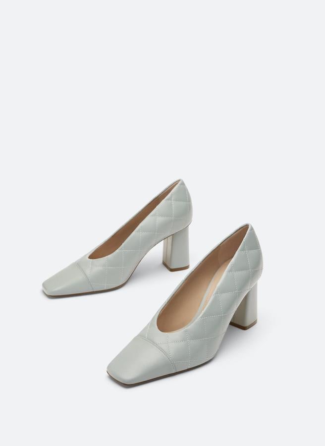 Estos salones revisan un clásico de Chanel, pero en versión 'low cost': cuestan 39.90 euros en las rebajas de Uterqüe.