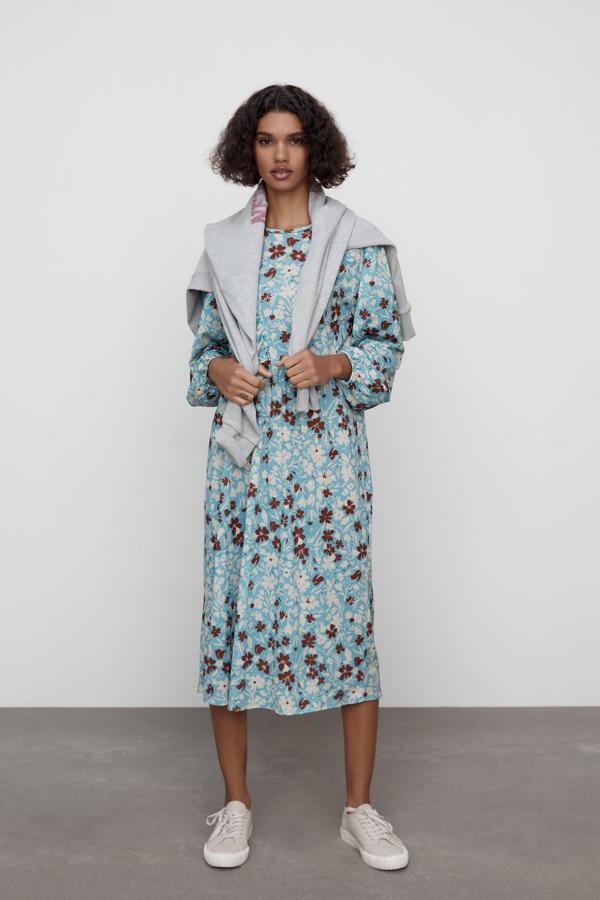 Vestido midi de manga larga con cuello redondo, de Zara (19,95 €).
