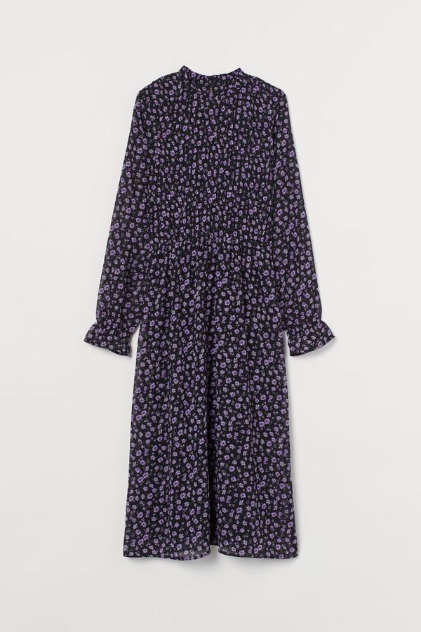 Vestido midi estampado de manga larga y cuello redondo, de H&M (24,99 €).