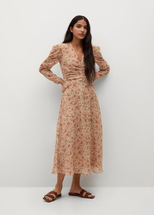 Vestido midi estampado con manga larga, escote de pico y efecto fruncido, de Mango (49,99 €).