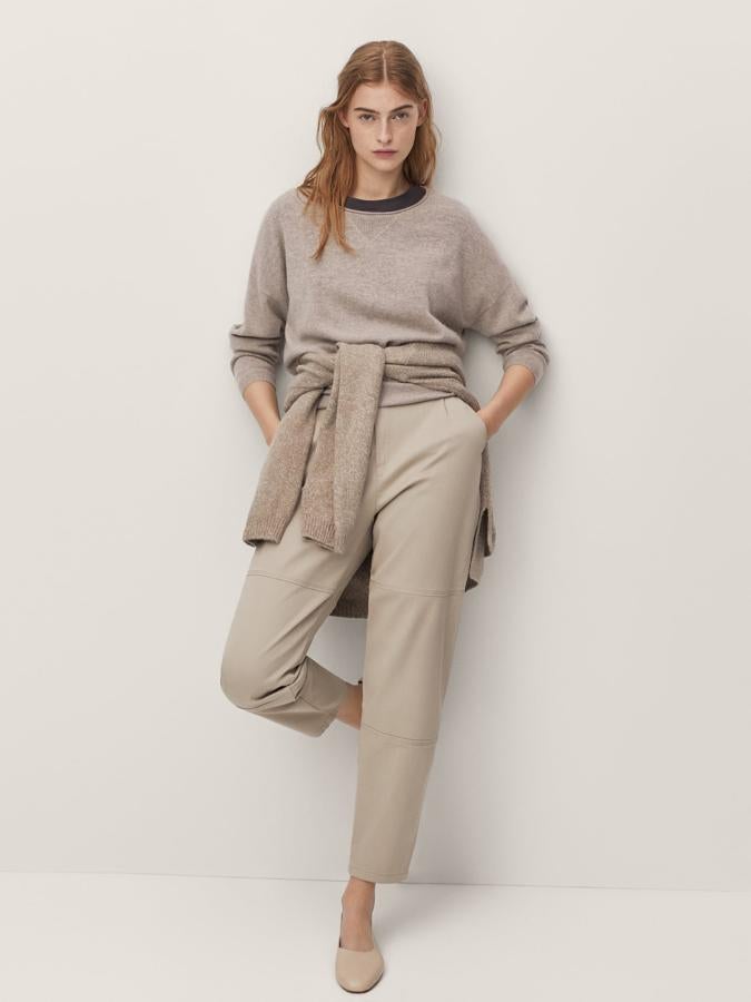 Estas bailarinas de piel son tan cómodas como unas zapatillas de estar en casa. Son de Massimo Dutti y cuestan 69.95 euros.